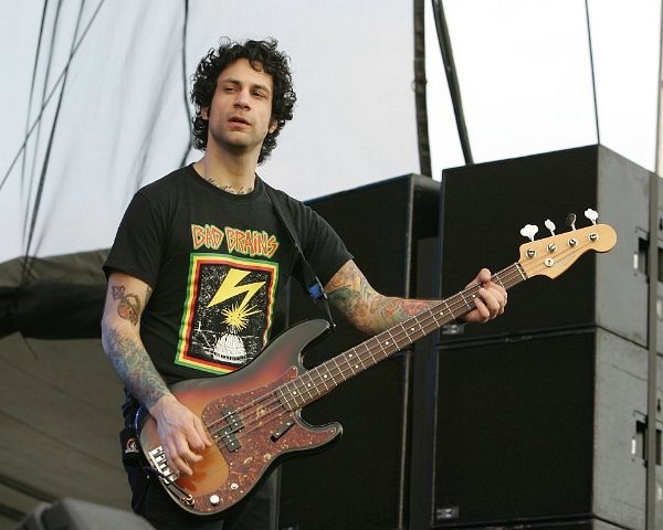 foto-live-Joe-Principe-bass-RiseAgainst-chastnie-foto-Collapse-1999