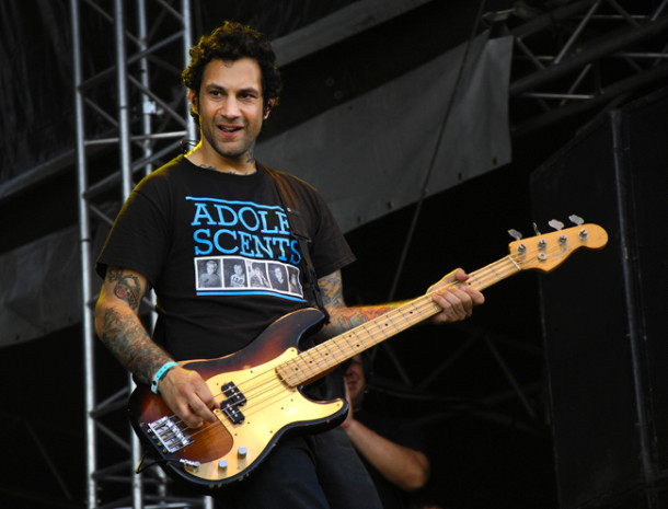 fotografii-Joe-Principe-bass-RiseAgainst-out-scene-Savior-2004