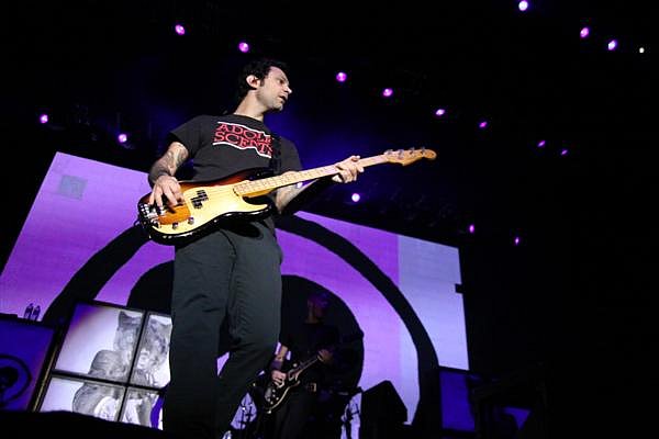 photos-Joe-Principe-bass-player-RiseAgainst-chastnie-foto-Endgame-2003
