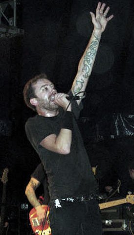 foto-live-Tim-McIlrath-vocal-Rise-Against-behind-scene-Collapse-2007
