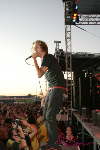 foto-live-Tim-McIlrath-vocal-Rise-Against-behind-scene-Collapse-2007