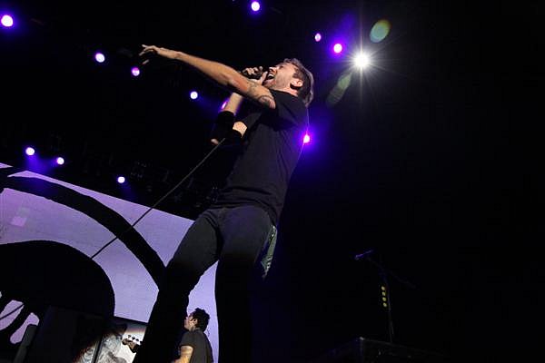 photograph-Tim-McIlrath-vocal-Rise-Against-behind-scene-Lanterns-2010