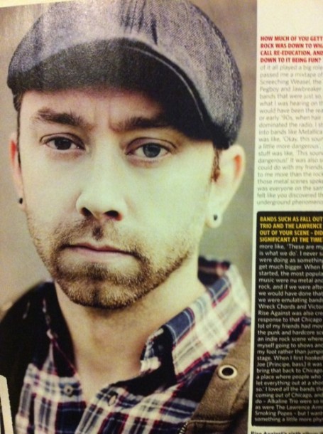 photosession-Tim-McIlrath-frontman-RiseAgainst-with-fans-Endgame-2001