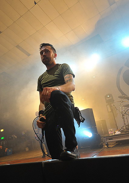 photosession-Tim-McIlrath-frontman-RiseAgainst-with-fans-Endgame-2001