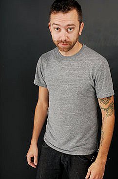 photosession-Tim-McIlrath-frontman-RiseAgainst-with-fans-Endgame-2001