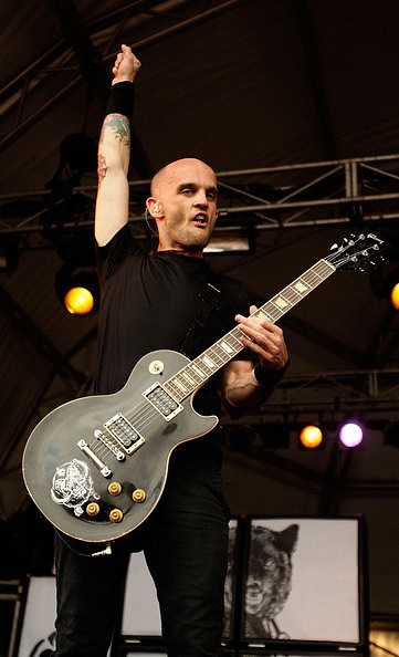 fotografii-Zach-Blair-guitar-Rise-Against-chastnie-foto-Endgame-2012