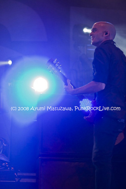 fotos-live-Zach-Blair-guitar-RiseAgainst-out-scene-Endgame-2011