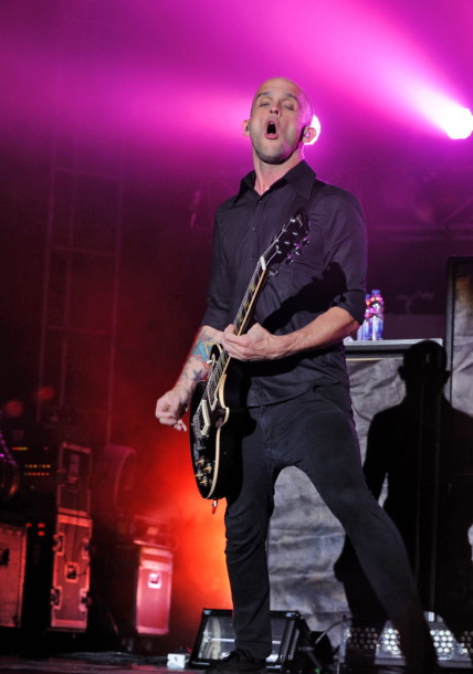 fotos-live-Zach-Blair-guitar-RiseAgainst-out-scene-Endgame-2011