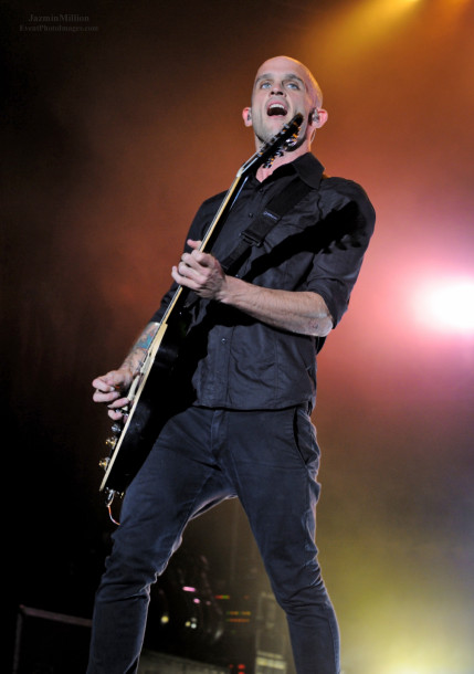 fotos-live-Zach-Blair-guitar-RiseAgainst-out-scene-Endgame-2011