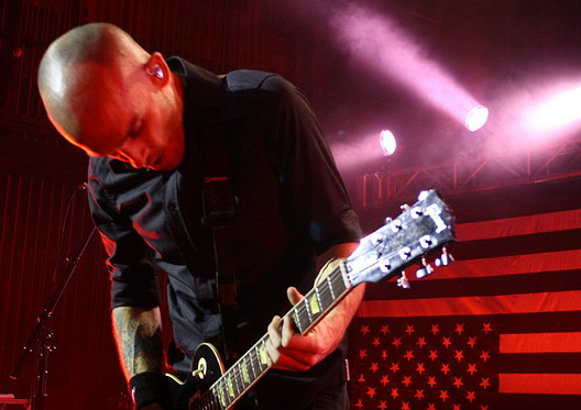 fotos-live-Zach-Blair-guitar-RiseAgainst-out-scene-Endgame-2011