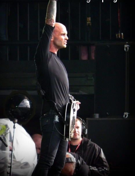 fotosession-Zach-Blair-guitar-RiseAgainst-behind-scene-Lanterns-2013