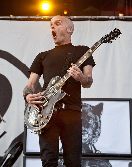 photo-Zach-Blair-guitarist-RiseAgainst-behind-scene-Collapse-2006