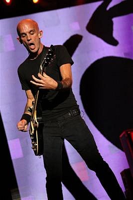 photo-Zach-Blair-solo-guitar-Rise-Against-lichnie-foto-Collapse-2010