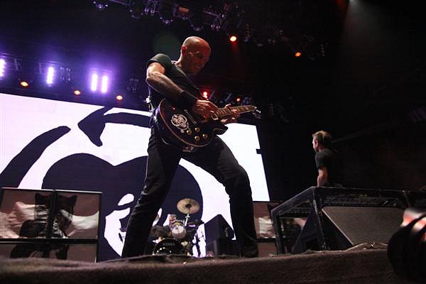 photo-Zach-Blair-solo-guitar-Rise-Against-lichnie-foto-Collapse-2010