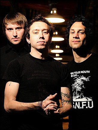 fotki-rannie-Joe-Principe-punk-gruppa-pre-Rise-Against-with-fans-2000