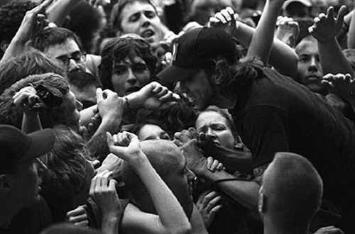 fotki-rannie-Joe-Principe-punk-gruppa-pre-Rise-Against-with-fans-2000