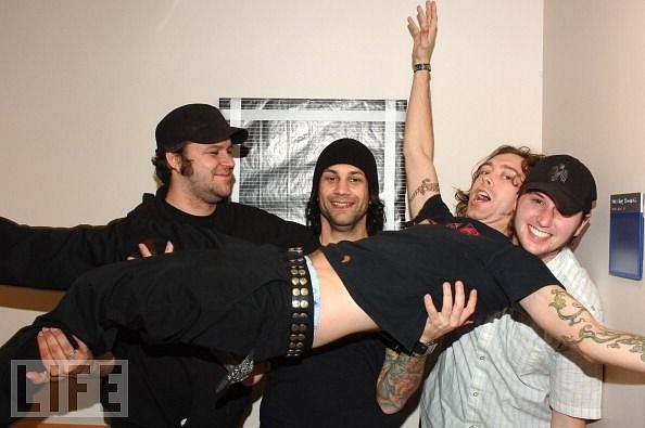 fotki-rannie-Joe-Principe-punk-gruppa-pre-Rise-Against-with-fans-2000