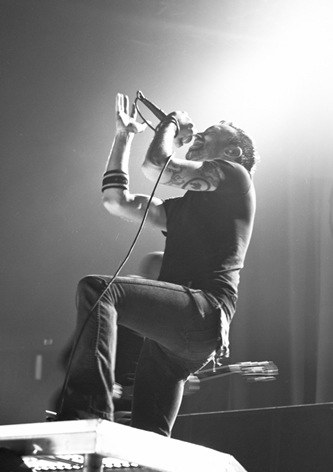photos-Tim-McIlrath-punk-gruppa-Rise-Against-on-stage-Endgame-2011