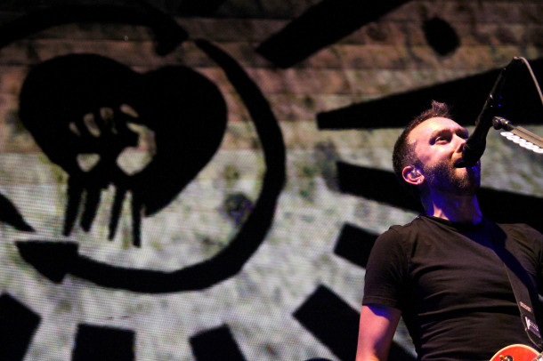 fotografii-Tim-McIlrath-hard-core-RiseAgainst-on-stage-Satellite-2012