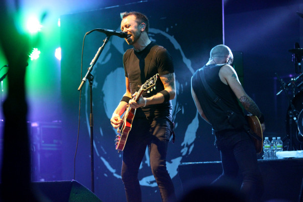 fotografii-Tim-McIlrath-hard-core-RiseAgainst-on-stage-Satellite-2012