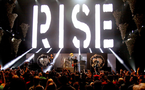 fotografii-Tim-McIlrath-hard-core-RiseAgainst-on-stage-Satellite-2012