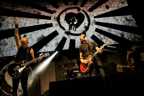 fotografii-Tim-McIlrath-hard-core-RiseAgainst-on-stage-Satellite-2012