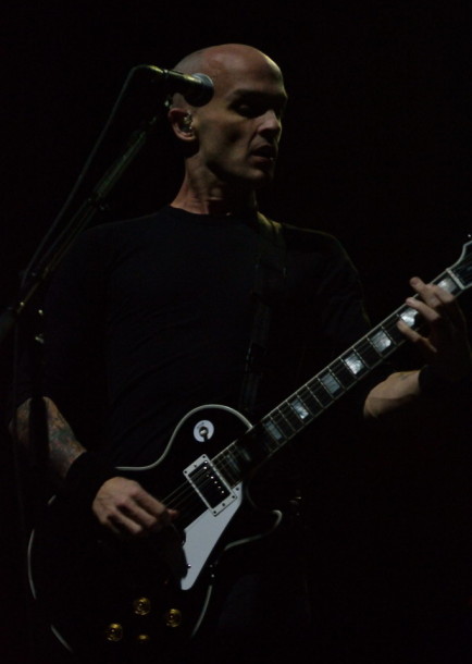 photo-Tim-McIlrath-hardcore-rock-RiseAgainst-Music-Hall-Lanterns-2012