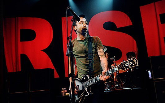 fotografii-Zach-Blair-hard-core-RiseAgainst-Give-It-All-concert-2007