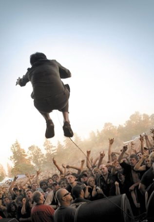 fotos-live-Mr-Precision-punk-band-Rise-against-Endgame-festival-2010