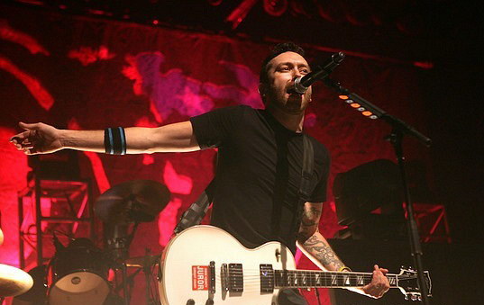 fotos-live-Zach-Blair-punk-gruppa-Rise-against-Satellite-on-scene-2003
