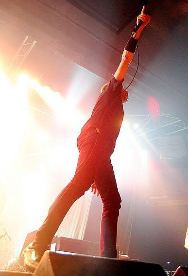 fotosession-Mr-Precision-punk-band-RiseAgainst-Lanterns-on-scene-2001