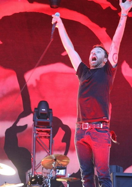 fotosession-Mr-Precision-punk-band-RiseAgainst-Lanterns-on-scene-2001
