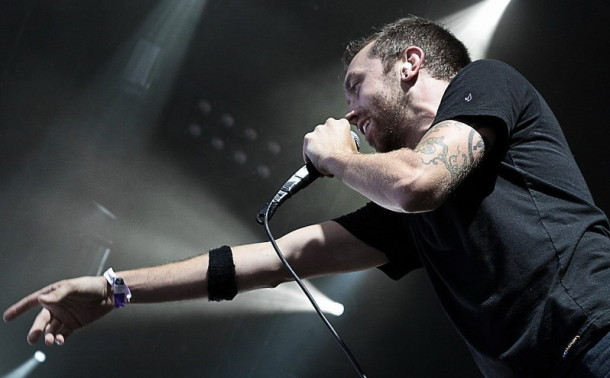 fotosession-Mr-Precision-punk-band-RiseAgainst-Lanterns-on-scene-2001