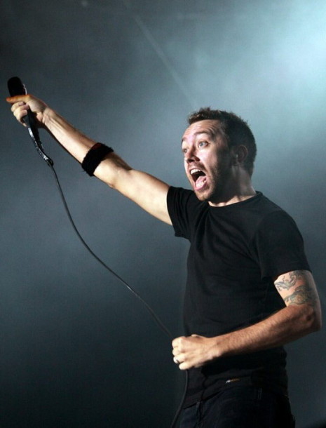 fotosession-Mr-Precision-punk-band-RiseAgainst-Lanterns-on-scene-2001
