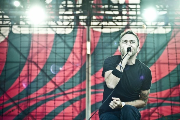 fotosession-Mr-Precision-punk-band-RiseAgainst-Lanterns-on-scene-2001