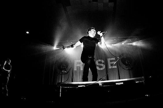 photo-Brandon-Barnes-punk-band-Rise-Against-Lanterns-v-givyu-2008