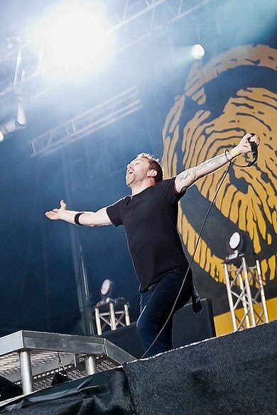 photo-Brandon-Barnes-punk-band-Rise-Against-Lanterns-v-givyu-2008