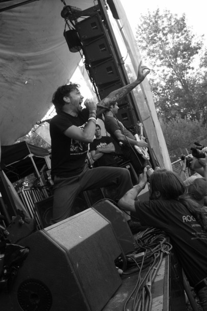 photo-Mr-Precision-punk-group-Rise-Against-Lanterns-v-givyu-2000
