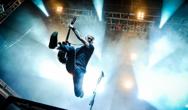 photograph-Joe-Principe-punk-group-Rise-Against-Endgame-on-stage-2005