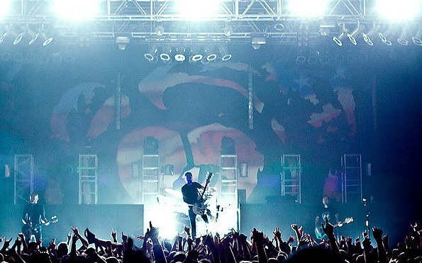 photograph-Mr-Precision-punk-group-Rise-against-Savior-concert-2000