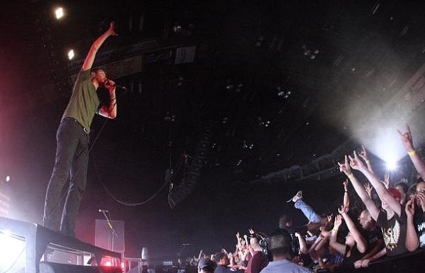 photos-Tim-McIlrath-punk-gruppa-RiseAgainst-Lanterns-on-scene-2003