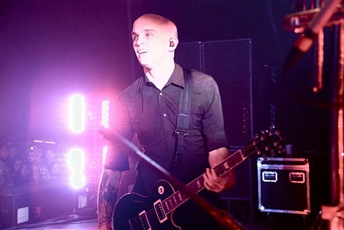 photoset-Brandon-Barnes-punk-group-Rise-Against-Savior-v-givyu-2000