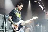 fotos-live-gruppa-RiseAgainst-kosmonavt-club-Give-it-all-2012