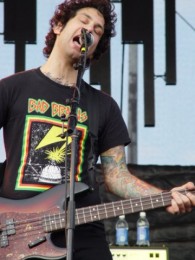 foto-live-Joe-Principe-bass-RiseAgainst-personal-life-Savior-2012