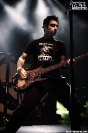 photosession-Joe-Principe-bass-Rise-Against-home-foto-Collapse-2004