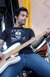 photosession-Joe-Principe-bass-Rise-Against-home-foto-Collapse-2004