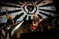 fotografii-Tim-McIlrath-hard-core-RiseAgainst-on-stage-Satellite-2012