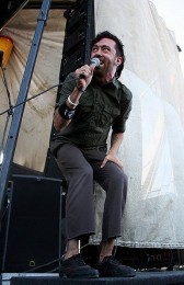 photos-Tim-McIlrath-punk-gruppa-RiseAgainst-Lanterns-on-scene-2003