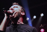 photos-Tim-McIlrath-punk-gruppa-RiseAgainst-Lanterns-on-scene-2003